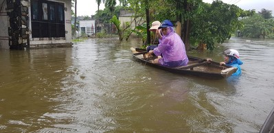 Đà Nẵng: Mưa xối xả, nhiều nơi ngập ngang ngực, dân phải bơi ghe