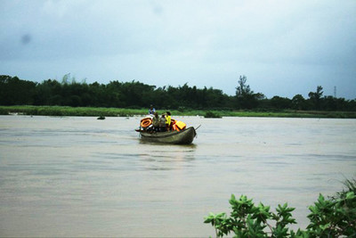 Quảng Ngãi: Nhiều vùng bị nước lũ cô lập