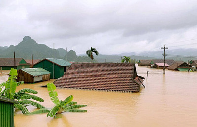 Nước chạm nóc nhà, Quảng Bình có nhiều nơi bị cô lập