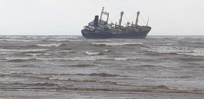 Hà Tĩnh: Giải cứu 16 thuyền viên tàu nghìn tấn mắc cạn ở vùng biển
