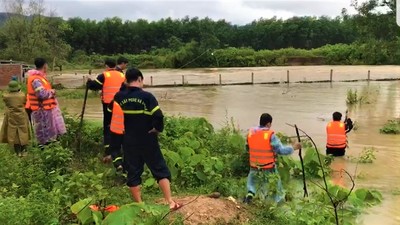 Đà Nẵng: Hàng chục CBCS đội mưa tìm kiếm người dân bị nước lũ cuốn