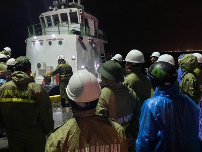 Đà Nẵng: 4 tàu cá bị sóng đánh chìm, 2 ngư dân vẫn đang mất tích