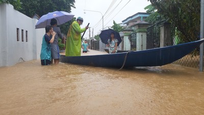 Nước lũ đang lên rất nhanh, Quảng Nam yêu cầu sơ tán dân