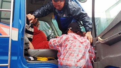 Quảng Nam: Bộ đội dùng ca nô, xe tải đưa sản phụ vượt lũ đi sinh con