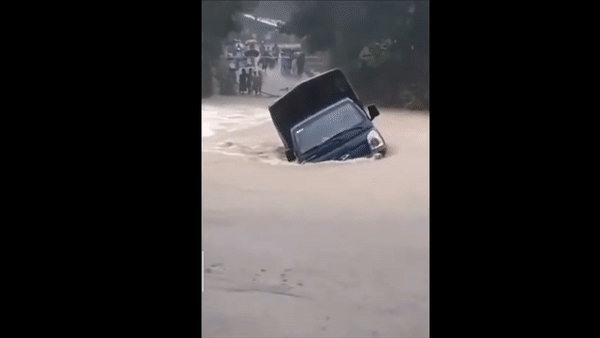 Quảng Nam: Xe tải bị nước lũ cuốn trôi khi cố vượt qua đập tràn