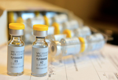Johnson & Johnson tạm dừng thử nghiệm vaccine Covid-19