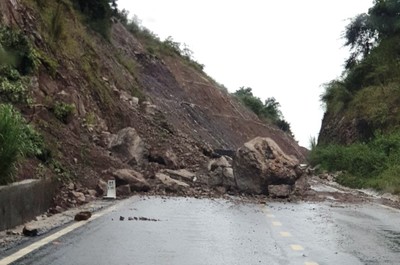 Gia Lai: Quốc lộ 25 tê liệt tạm thời vì mưa lũ