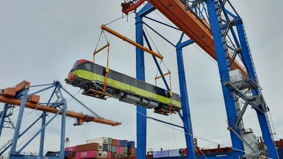 Ảnh: Cẩu tàu metro 'Hành trình xanh' xuống cảng Hải Phòng