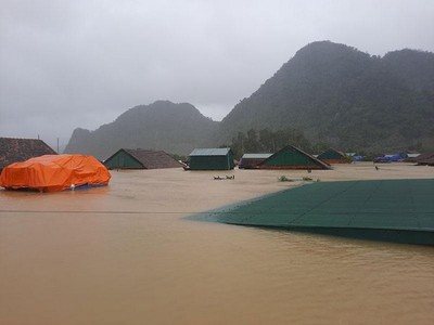 Quảng Bình: Lũ chồng lũ, hơn 100.000 nhà dân ngập sâu trong nước
