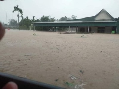 Hà Tĩnh: Mưa không ngớt, nước dâng, nhiều gia đình kêu cứu