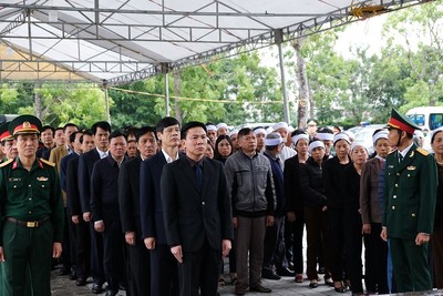 Thanh Hoá: Người dân đội mưa đến đưa tiễn Đại tá Hoàng Mai Vui