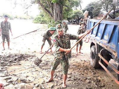 Thừa Thiên Huế: Quân đội giúp dân dọn vệ sinh môi trường