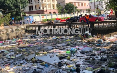 Hà Tĩnh:Công nhân vệ sinh môi trường tất bật thu gom rác thải sau lũ