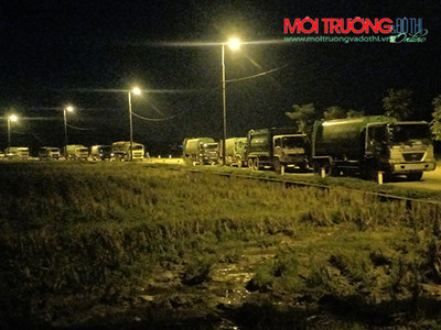 Dựng chốt chặn xe chở rác vào khu xử lý chất thải Nam Sơn trong đêm