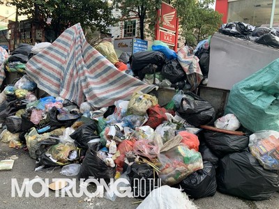 Gần 1.600 tấn rác tồn ở 4 quận trung tâm khi bãi rác Nam Sơn bị chặn