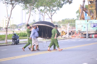 Người dân Đà Nẵng hối hả ứng phó bão số 9 đang tiến vào đất liền