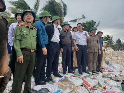 Phó Thủ tướng Trịnh Đình Dũng kiểm tra công tác phòng chống bão số 9