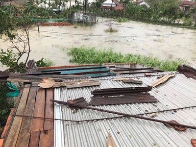 Quảng Ngãi: Mưa lớn, hàng trăm nhà dân bị tốc mái