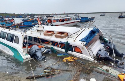 Lý Sơn tan hoang nhà cửa, hàng loạt tàu thuyền bị đánh chìm
