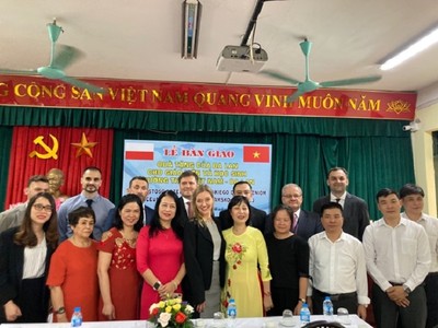 Đại sứ quán Ba Lan trao quà cho Trường THPT Việt Nam - Ba Lan