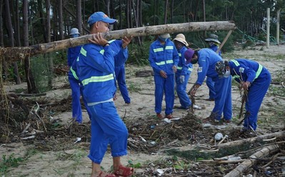 Đà Nẵng: Sau bão số 9 hàng ngàn tấn rác mỗi ngày được dọn ở bờ biển