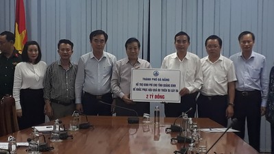 Đà Nẵng thăm hỏi động viên, trao tiền ủng hộ các tỉnh Bắc miền Trung