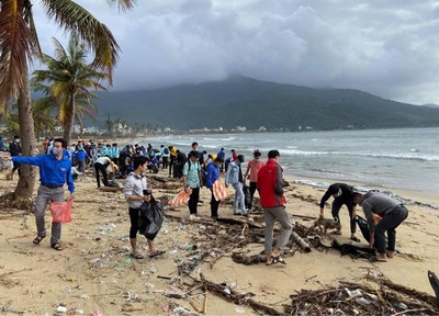 Đà Nẵng: Hơn 1000 người cùng dọn rác làm sạch bờ biển sau bão số 9