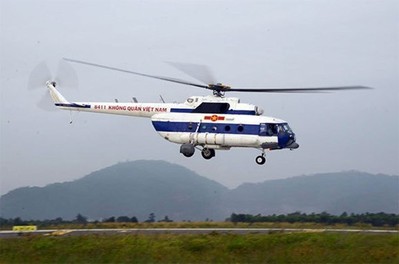 Trực thăng thả 2 tấn hàng cứu trợ 3000 dân bị cô lập ở Quảng Nam