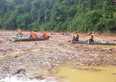 Bơi trong 'biển rác' tìm nạn nhân mất tích tại vụ lở núi ở Trà Leng