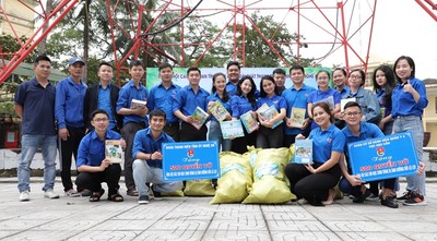 Nghệ An: Biến phế liệu thành sách vở giúp đỡ học sinh vùng lũ