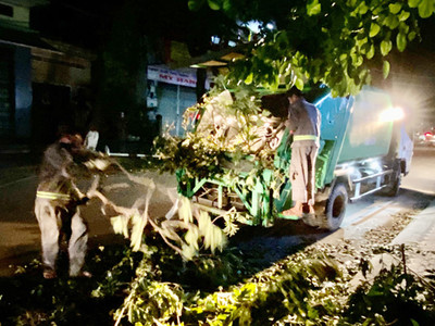 Quảng Ngãi: Công nhân nhọc nhằn dọn rác sau bão