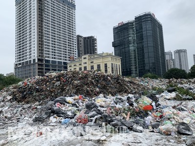Cầu Giấy: Ùn ứ gần 500 tấn rác- dư âm khi bãi rác Nam Sơn phong tỏa