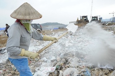 Khử mùi bãi rác Nam Sơn bằng chế phẩm nhập khẩu