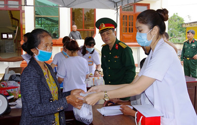 Bệnh viện Quân y 175 cấp thuốc miễn phí cho người dân Quảng Ngãi