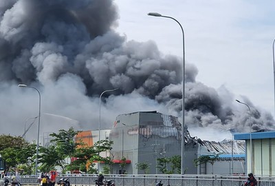 Cảnh sát khống chế đám cháy lớn trong khu công nghiệp ở Sài Gòn