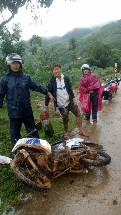 Quảng Ngãi: 2 thanh niên suýt bị lở núi vùi lấp vì vượt qua rào chắn