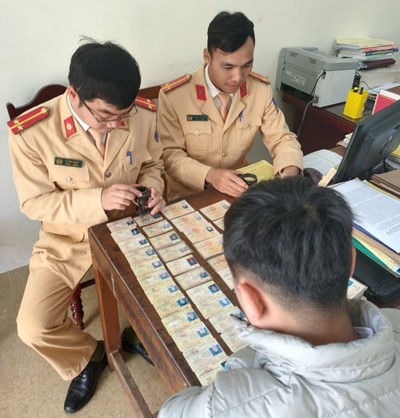 Thanh Hóa:CSGT huyện Quan Sơn thu giữ hàng trăm giấy phép lái xe giả
