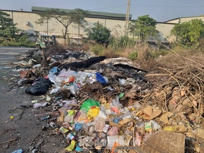 Ngập tràn rác thải tại Khu công nghiệp Thạch Thất - Quốc Oai