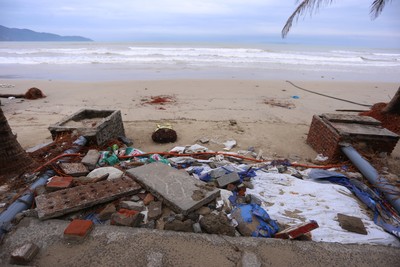 Cận cảnh bãi biển Đà Nẵng tan hoang sau bão số 13
