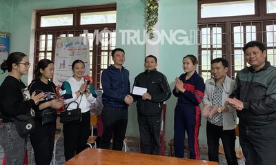 Phòng CSGT Nghệ An tiếp sức học sinh miền núi bị lũ lụt ở Quảng Bình