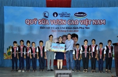 Vinamilk trao tặng 83.400 ly sữa cho trẻ em khó khăn tỉnh Phú Yên