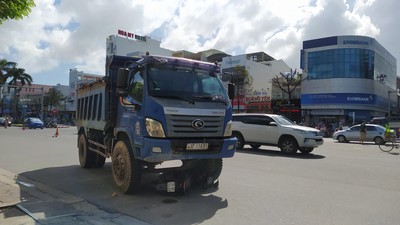 Đà Nẵng: Cô gái dừng đèn đỏ bị xe tải tông tử vong