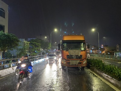 Đà Nẵng: Tai nạn liên hoàn ở cầu vượt Ngã Ba Huế, giao thông ùn tắc