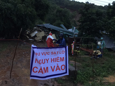 Sạt lở núi, nhiều ngôi nhà bị vùi lấp tại huyện Krông Bông (Đắk Lắk)