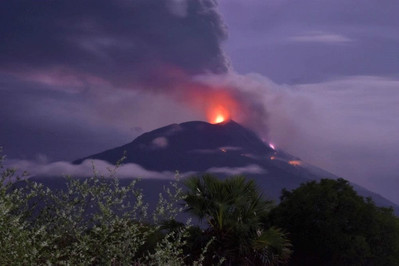 Indonesia phải sơ tán 2.700 cư dân vì núi lửa phun trào