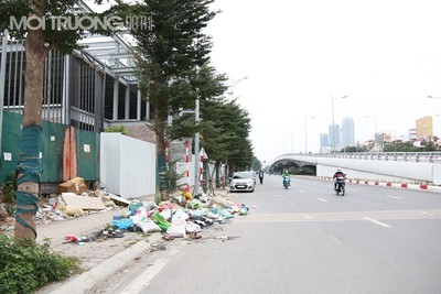 Tuyến đường hiện đại bậc nhất Thủ đô đang nhếch nhác vì rác thải