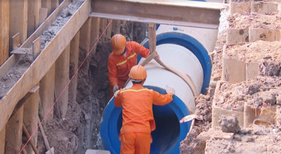 Lắp đặt hệ thống cống thu gom nước thải dọc sông Tô Lịch