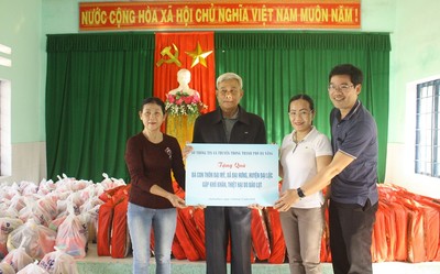 Sở TTTT Đà Nẵng trao quà cho người dân thôn Đại Mỹ