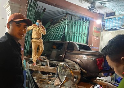 Đà Nẵng: Tài xế say rượu lái ô tô lao thẳng vào nhà dân giữa đêm