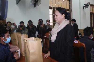 Chủ tịch Quốc hội thăm người dân vùng sạt lở đất ở Quảng Nam